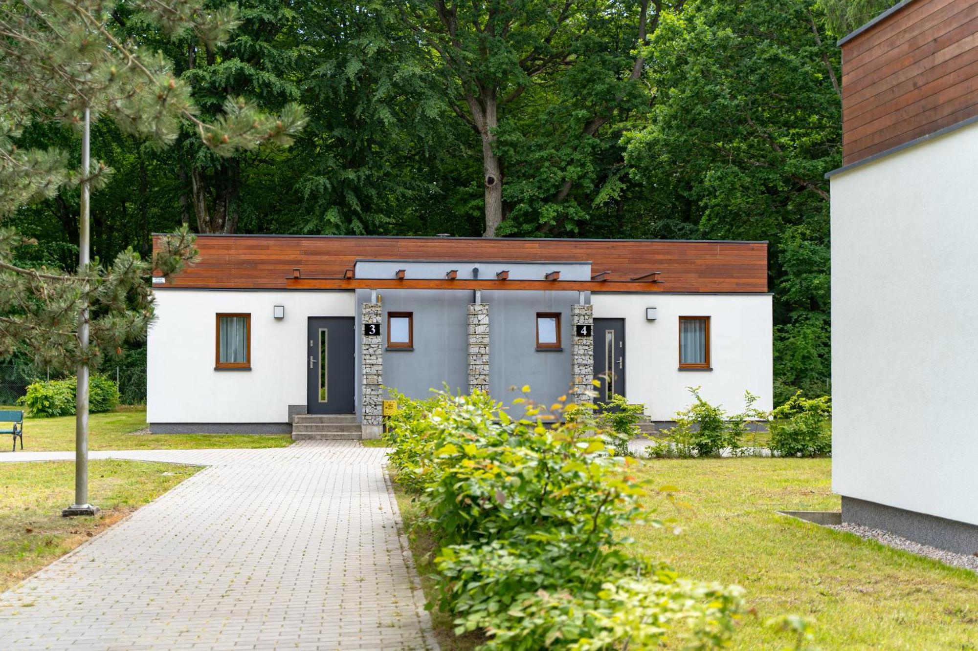 Hotel Osrodek Szkoleniowo-Wypoczynkowy "Lesnik" Stolpmünde Exterior foto